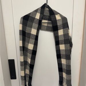 Elegant Black and Cream Plaid Scarf 🐙
